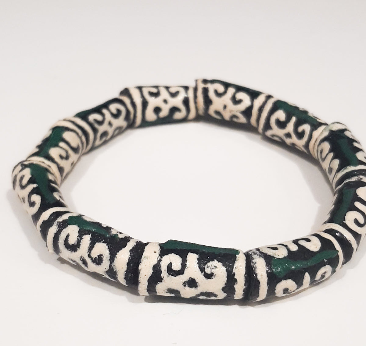 ALVÉOLE- bracelet vert et beige- perles africaines Krobo