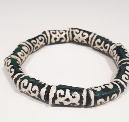 ALVÉOLE- bracelet vert et beige- perles africaines Krobo
