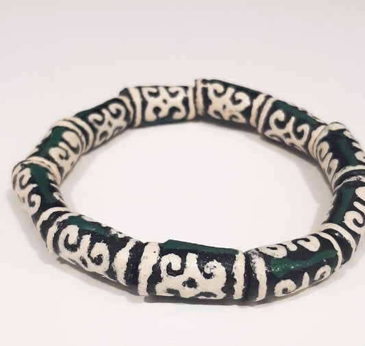 ALVÉOLE- bracelet vert et beige- perles africaines Krobo