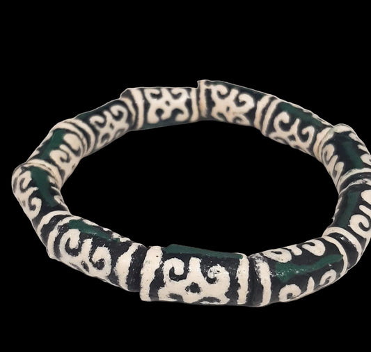 ALVÉOLE- bracelet vert et beige- perles africaines Krobo