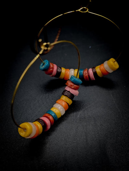 "Boucles d’oreilles créoles avec perles africaines en verre recyclé multicolores"