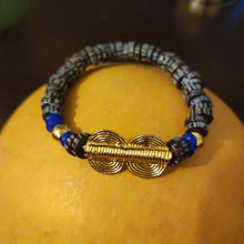 Charger l&#39;image dans la galerie, GNONLIVI bleu- spirale- perles africaines krobo
