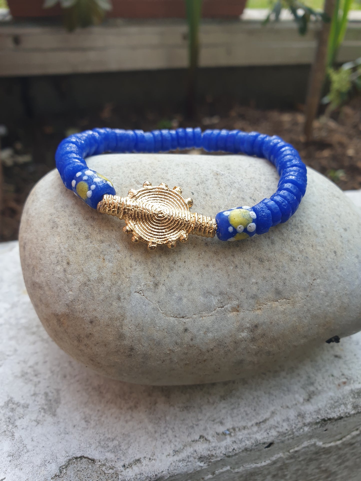 CAMÉLÉON FLORAL - Bracelet bleu en perles africaines Krobo-modèle myrtille.