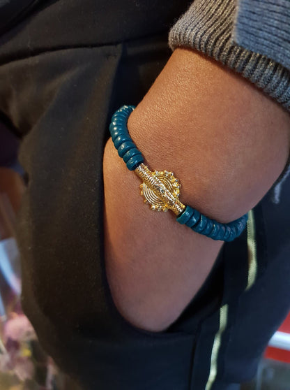 CAMÉLÉON.              Bracelet vert- perles africaines krobo.              Perle akan couleur or
