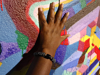 Ce bracelet bleu, réalisé artisanalement à partir de perles de verres recyclés est composé de perles bleues à pois, surmonté d'une perle noir et deux petites perles en argent.
