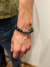 Charger l&#39;image dans la galerie, APOGÉE- bracelet bleu cendré- Perles africaines krobo

