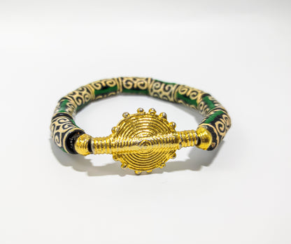 Bracelet avec perles vertes qui arborent un motif africain riche de significations : le "Dwennimen", qui signifie "cornes de bélier".