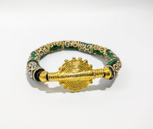 Charger l&#39;image dans la galerie, ALVÉOLE- bracelet vert et beige- perles africaines Krobo- poids akan solaire

