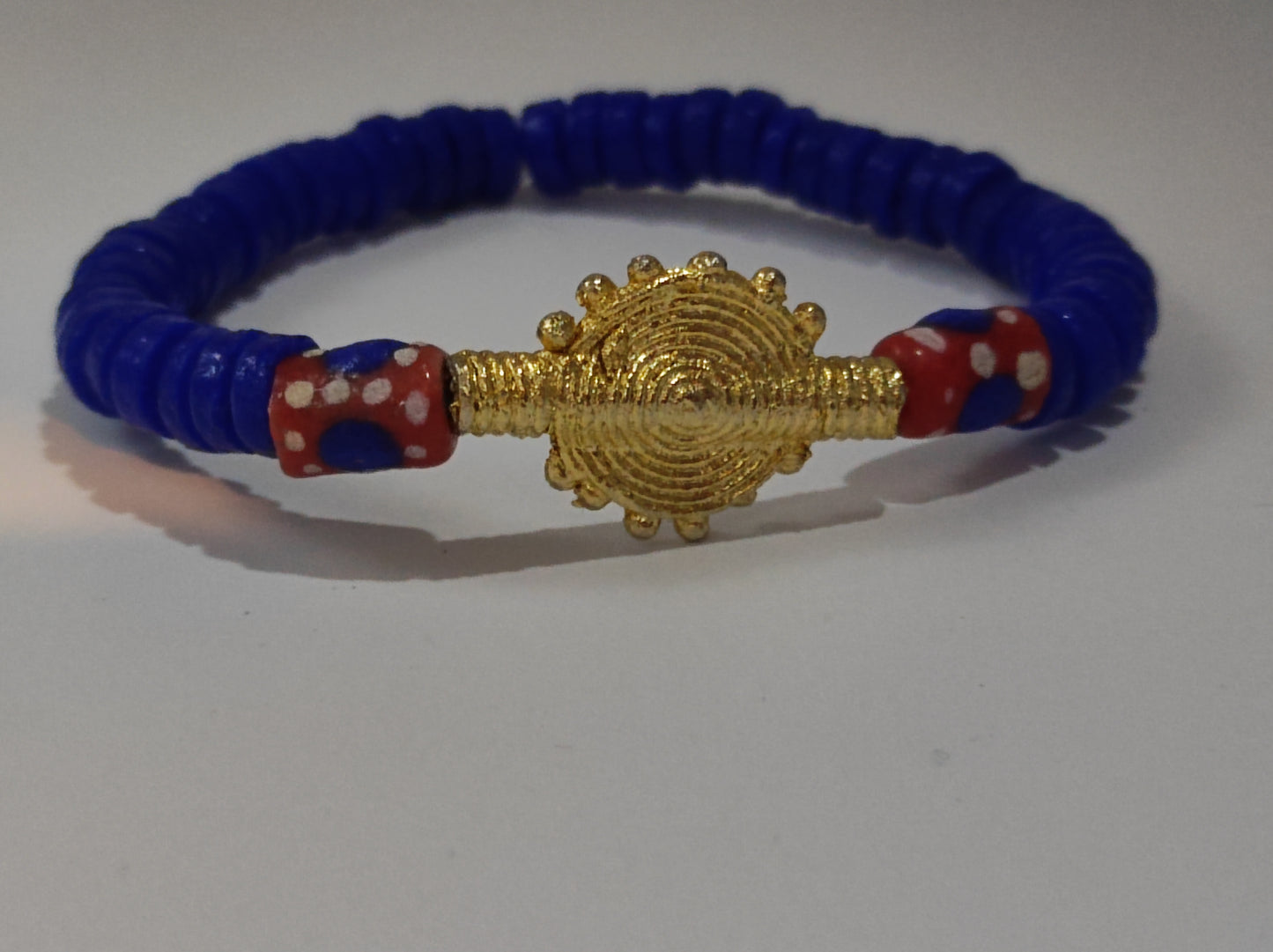 CAMÉLÉON FLORAL - Bracelet bleu et rouge en perles africaines Krobo