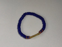 Charger l&#39;image dans la galerie, [[ CAMÉLÉON FLORAL ]] - Bracelet bleu et rouge en perles Krobo
