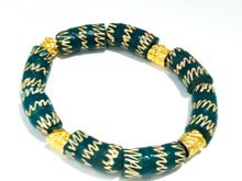 Charger l&#39;image dans la galerie, AKWABA - bracelet vert ( taille moyenne )- sika doré- Perles africaines krobo
