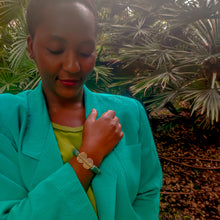 Charger l&#39;image dans la galerie, BIGUINE- Bracelet vert africain en perles Krobo- Spirale
