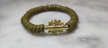 Charger l&#39;image dans la galerie, [[ CAMÉLÉON ]]- Bracelet kaki- perles africaines krobo
