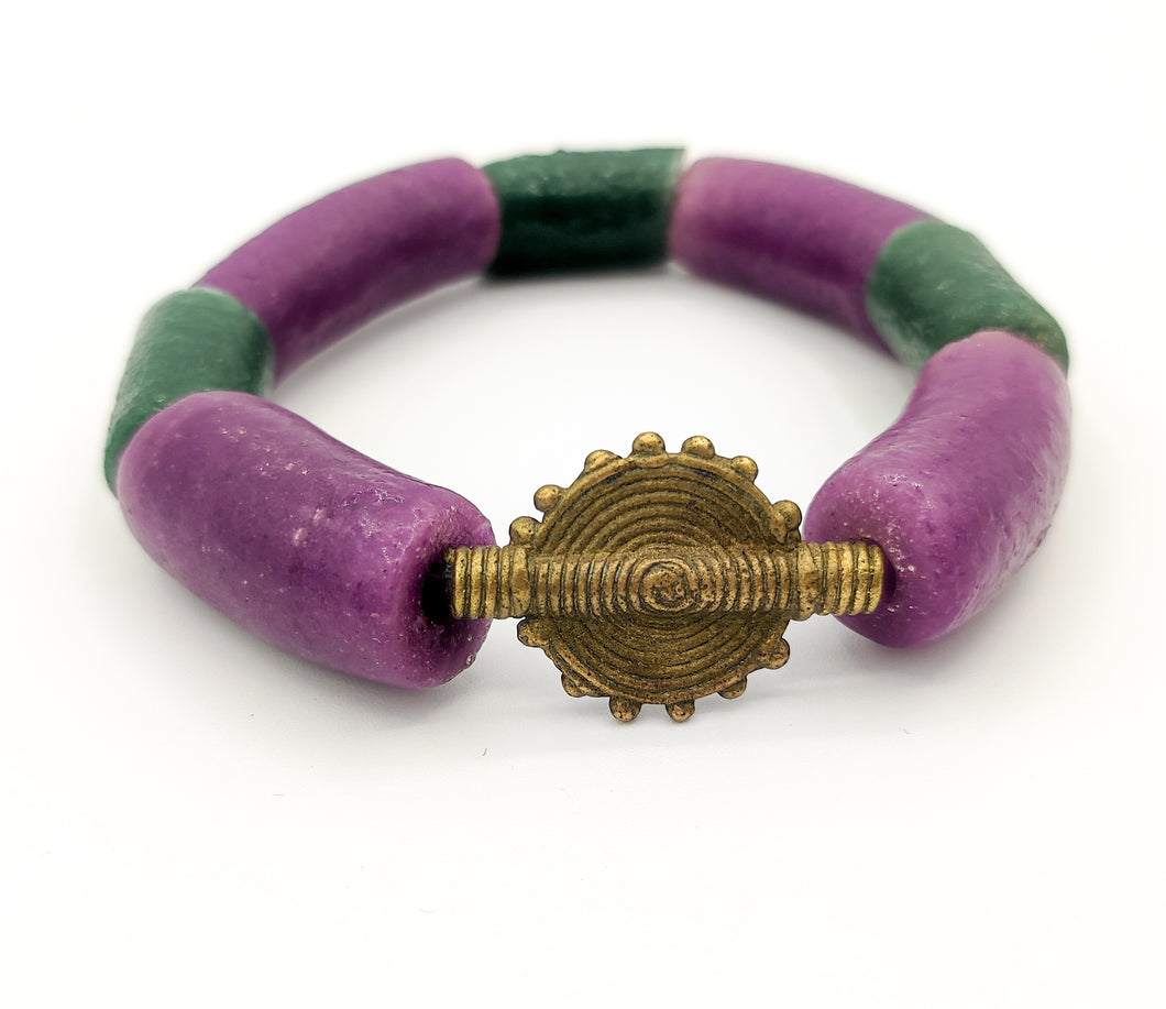 BIGUINE- Bracelet vert et violet africain en perles Krobo- poids Akan solaire