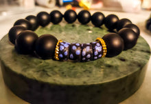 Charger l&#39;image dans la galerie, APOGÉE- bracelet bleu cendré- Perles africaines krobo

