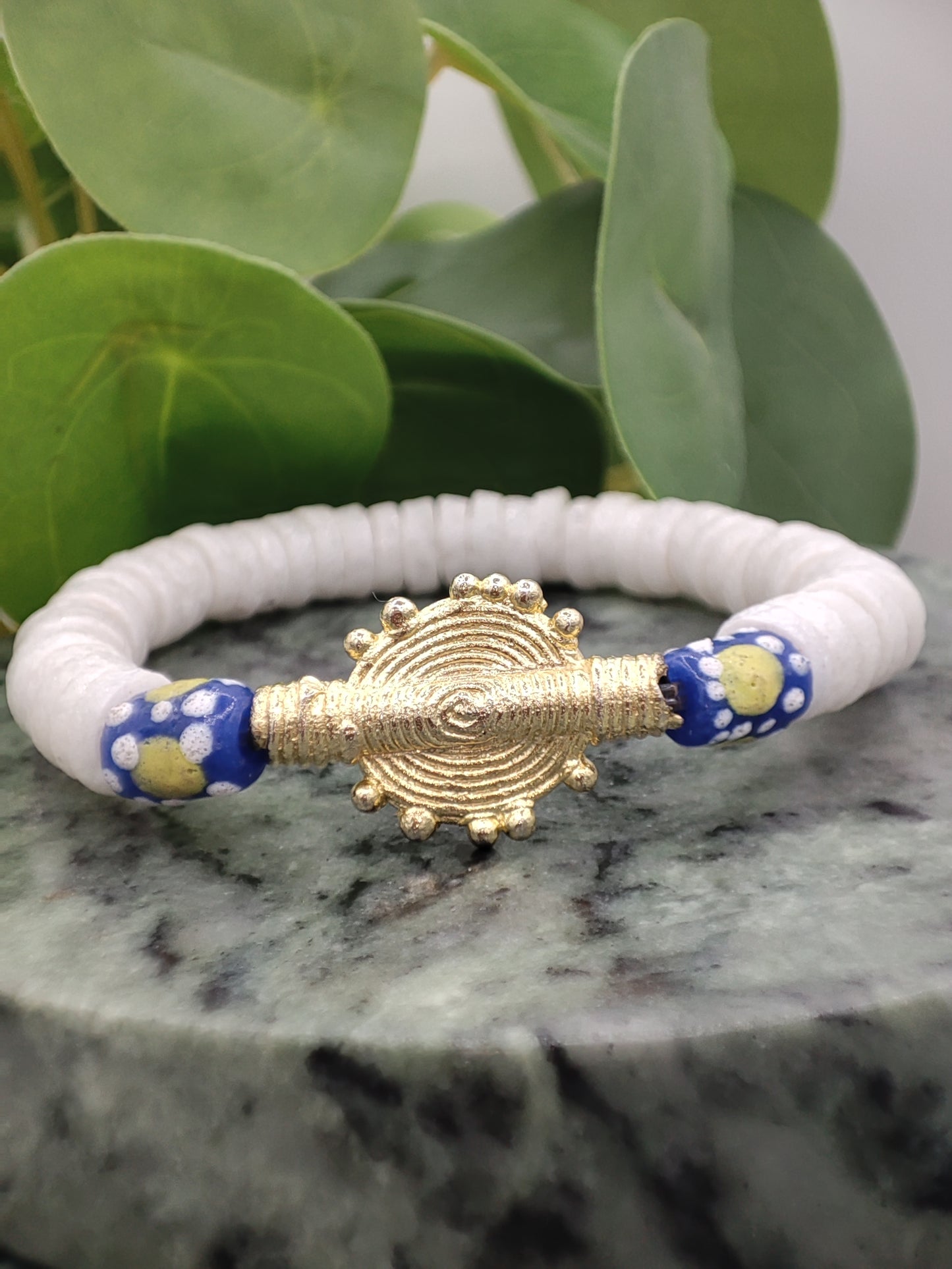 [[ CAMALEÓN FLORAL ]]-Pulsera de cuentas Krobo africana blanca y azul-modelo arándanos.