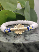 Charger l&#39;image dans la galerie, [[ CAMÉLÉON FLORAL ]]-Bracelet blanc et bleu en perles Krobo-modèle myrtille.
