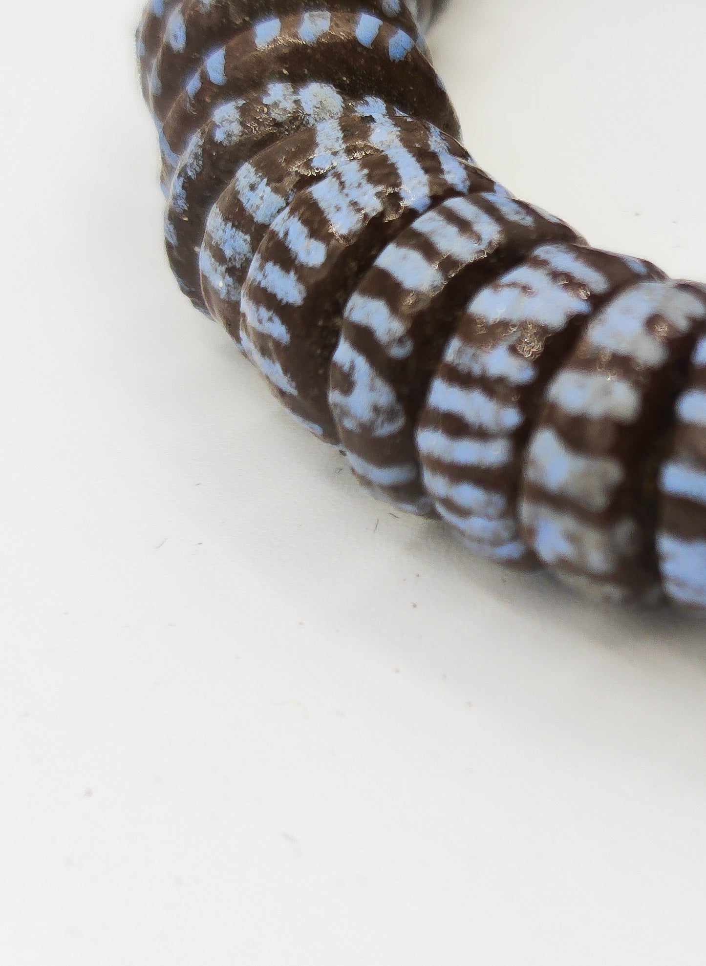 GNONLIVI- pulsera espiral abierta gigante- cuentas krobo africanas