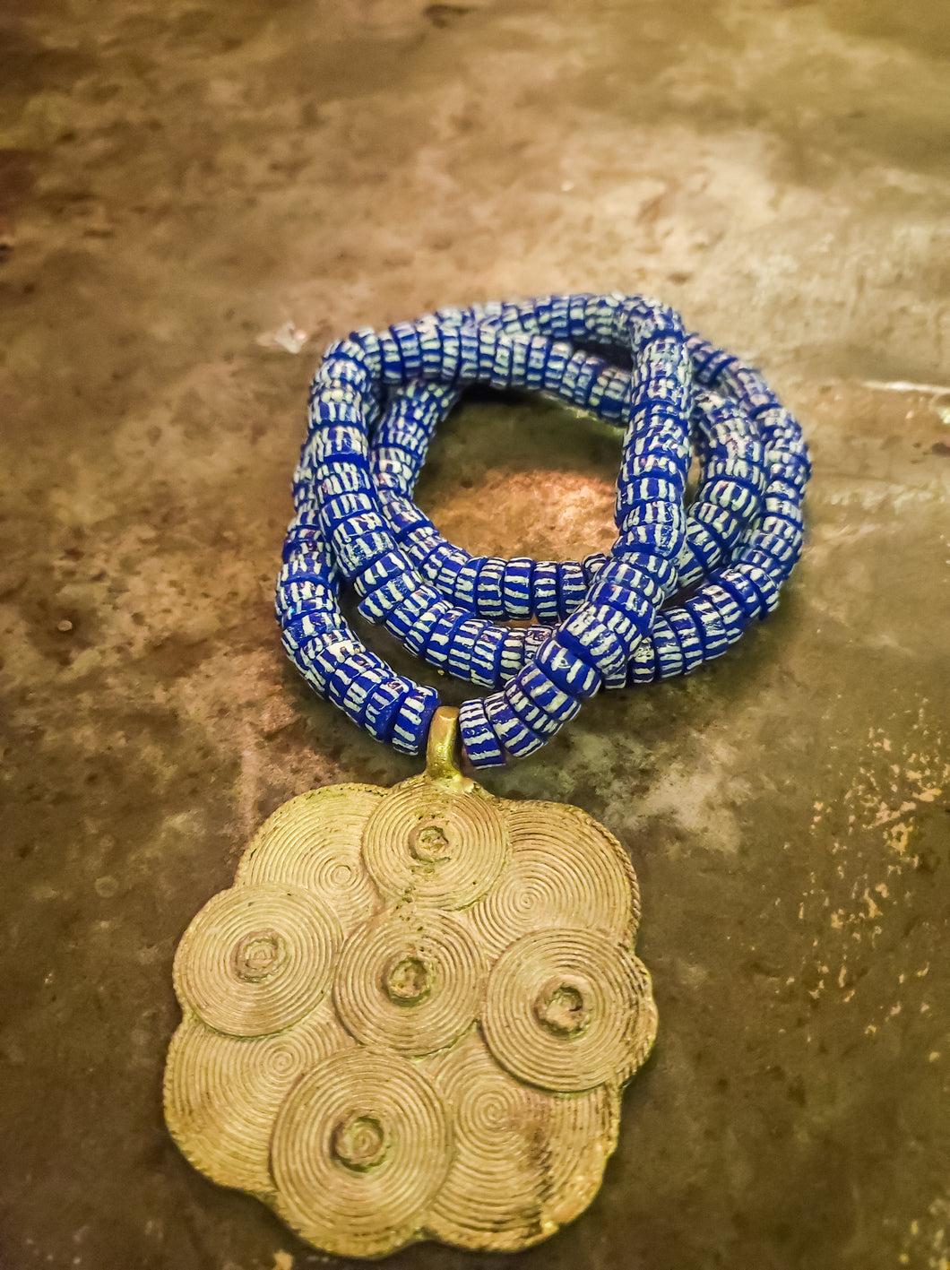 Gnonlivi- collier bleu en perles Krobo