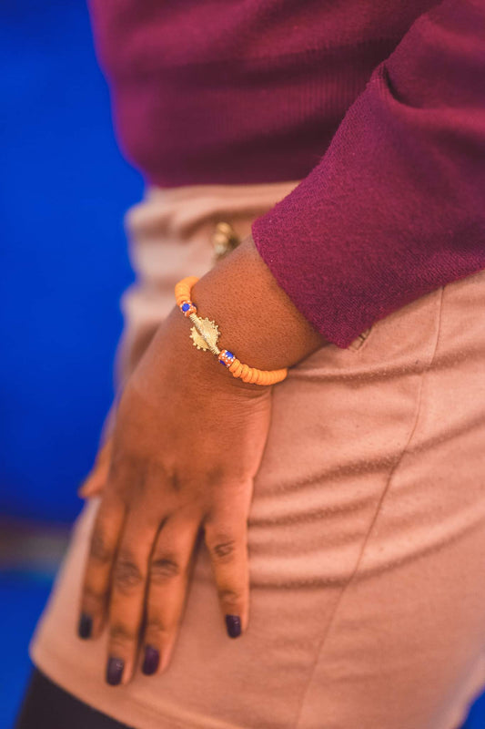 CAMÉLÉON FLORAL - Bracelet moutarde et brun en perles africaines Krobo